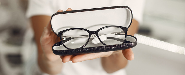 Imagem de óculos de grau gatinho dentro de caixinha protetora