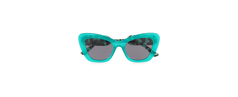 Óculos de sol em acetato com armação na cor azul e animal print. 