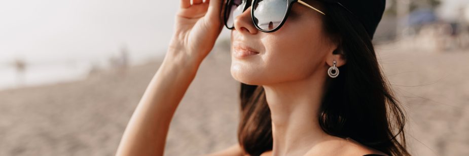óculos de sol na praia